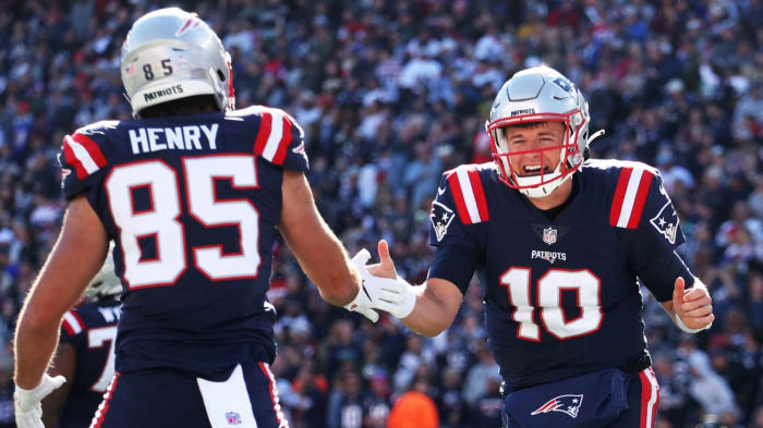 Patriots QB Mac Jones (10) and TE Hunter Henry (85)